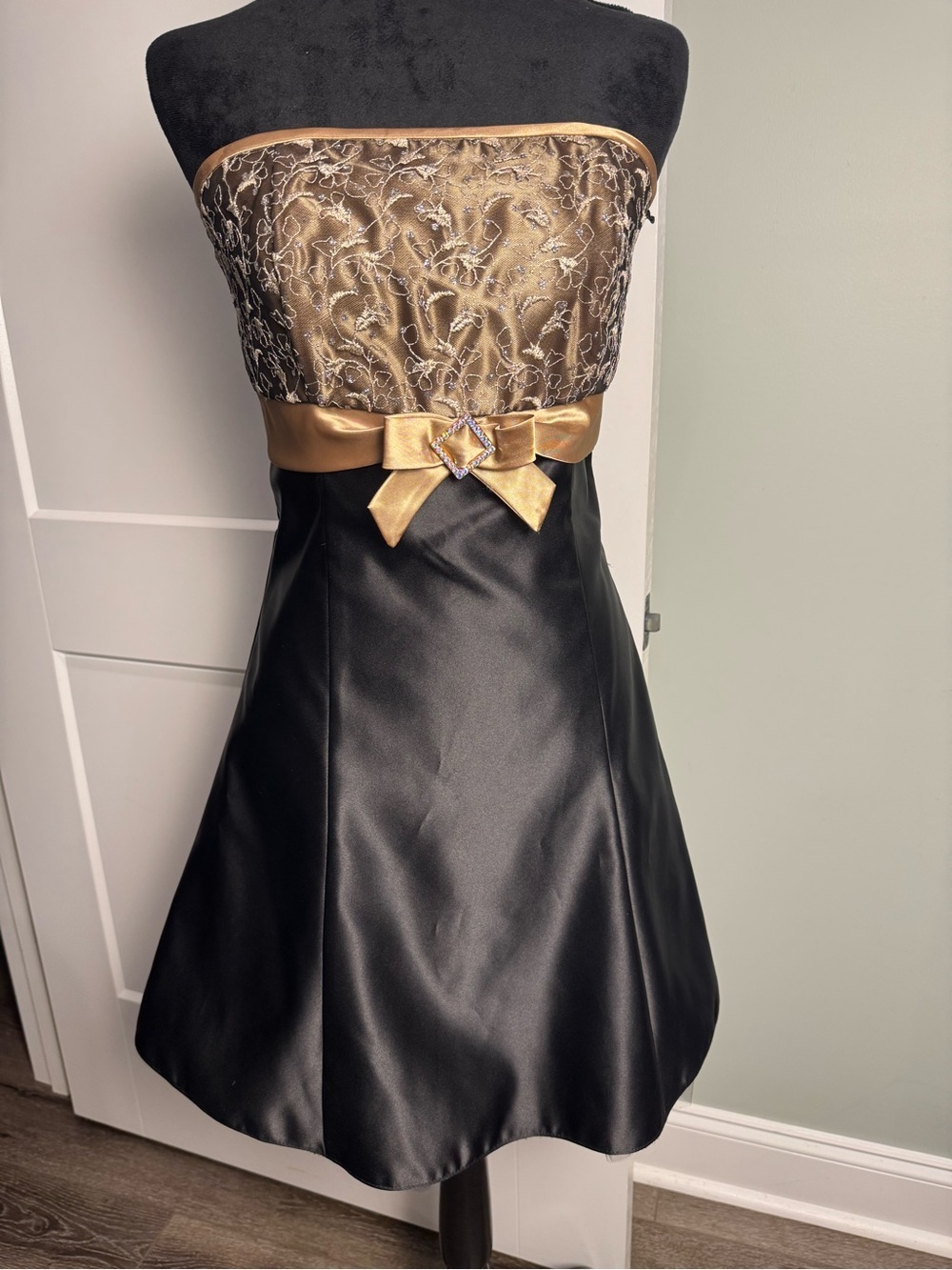 Jessica McClintock Black and Gold Strapless Party Dress